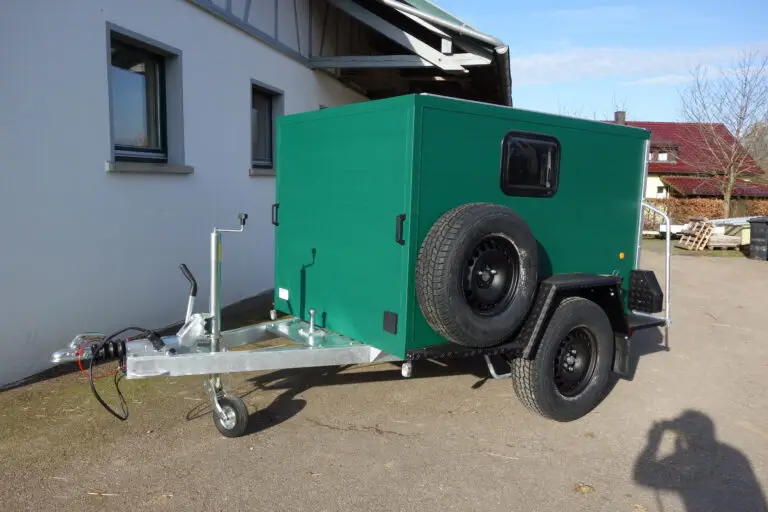 offroadanhänger zeltanhänger frank1 in moosgrün mit seitlichem ersatzrad und fenster