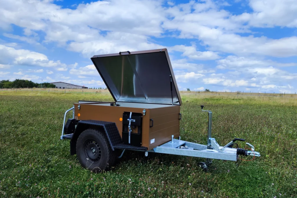 Offroadanhänger Iceland mit Deckel und Kanisterhalter ansicht von schräg vorne