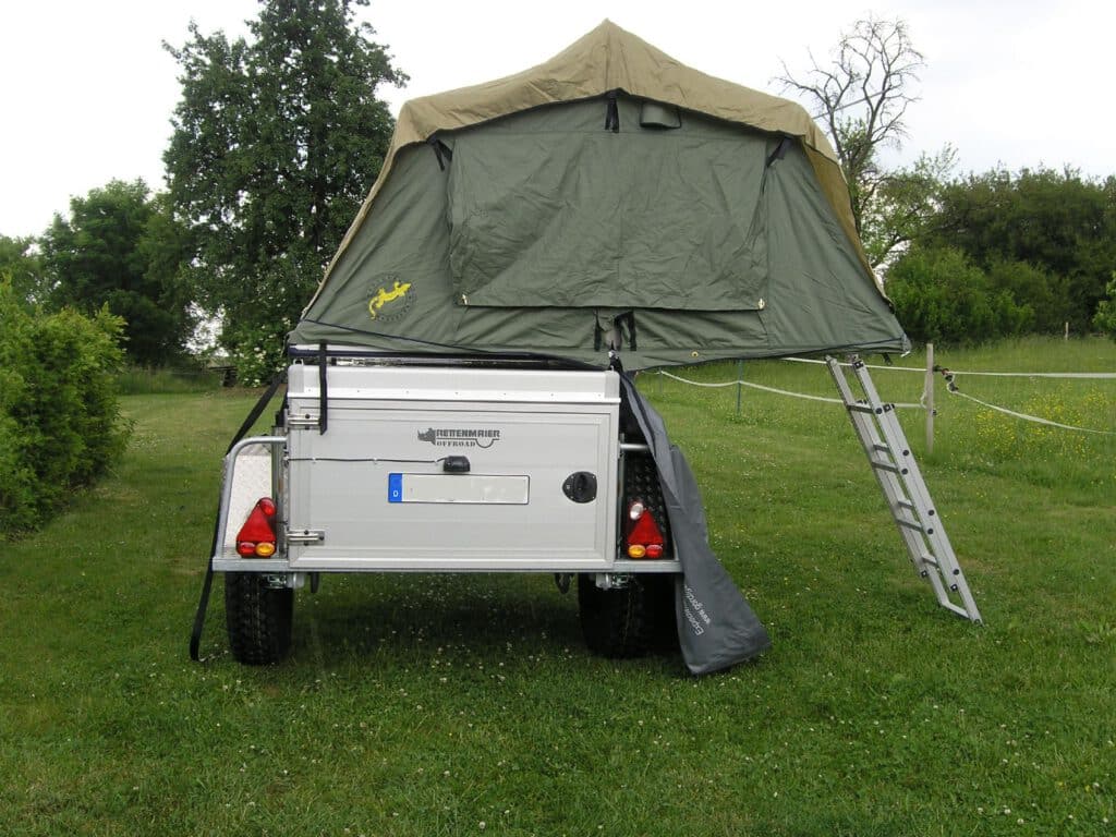 Zeltanhänger Iceland mit Dachzelt im Einsatz beim Camping
