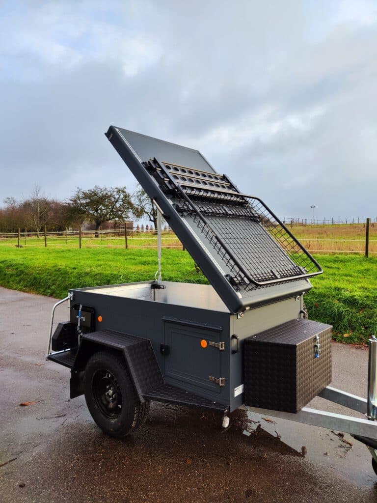 Schreibe einen SEO starken Text mit Keyword Offroadanhänger für das Internet mit folgenden Angaben: Offroadanhänger Iceland mit Deckel vorne angeschlagen, auf Deckel mit Airlinesystem Sandblech und Transportkorb befestigt, kundenspezischer Frontbox, Seitentür mit Auszug, Ersatzradhalter an Seite