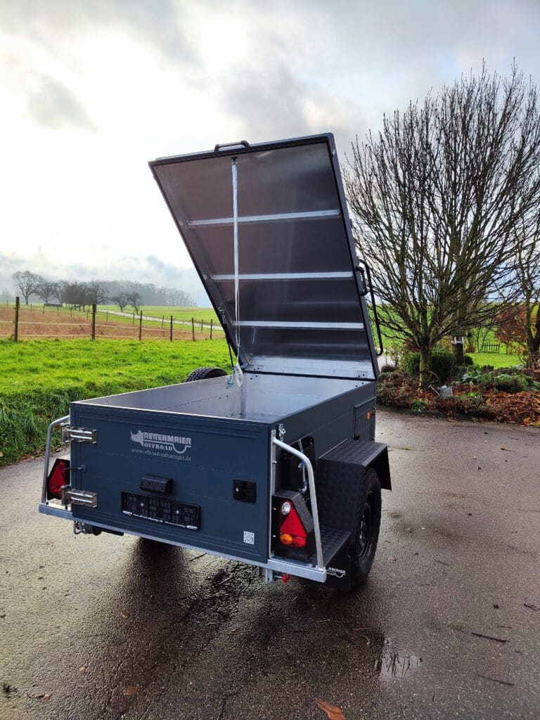 Schreibe einen SEO starken Text mit Keyword Offroadanhänger für das Internet mit folgenden Angaben: Offroadanhänger Iceland mit Deckel vorne angeschlagen, auf Deckel mit Airlinesystem Sandblech und Transportkorb befestigt, kundenspezischer Frontbox, Seitentür mit Auszug, Ersatzradhalter an Seite