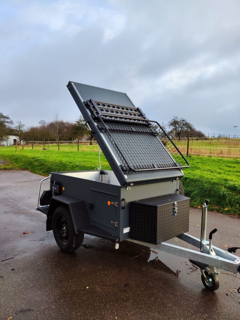 Schreibe einen SEO starken Text mit Keyword Offroadanhänger für das Internet mit folgenden Angaben: Offroadanhänger Iceland mit Deckel vorne angeschlagen, auf Deckel mit Airlinesystem Sandblech und Transportkorb befestigt, kundenspezischer Frontbox, Seitentür mit Auszug, Ersatzradhalter an Seite