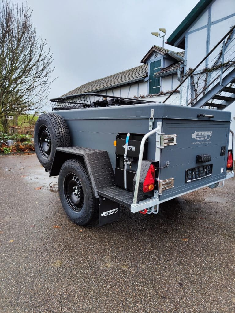 Schreibe einen SEO starken Text mit Keyword Offroadanhänger für das Internet mit folgenden Angaben: Offroadanhänger Iceland mit Deckel vorne angeschlagen, auf Deckel mit Airlinesystem Sandblech und Transportkorb befestigt, kundenspezischer Frontbox, Seitentür mit Auszug, Ersatzradhalter an Seite