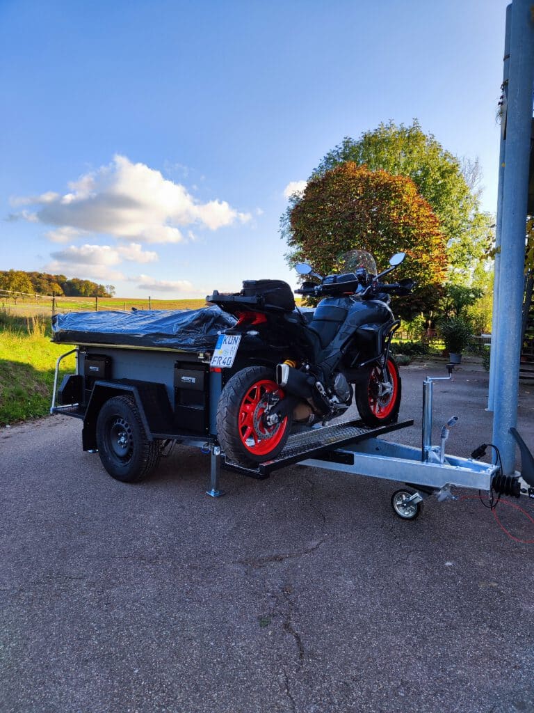 offroadanhänger zeltanhänger iceland mit motorrad