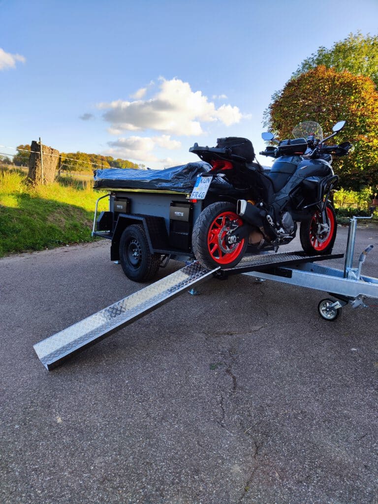 offroadanhänger zeltanhänger iceland mit motorrad