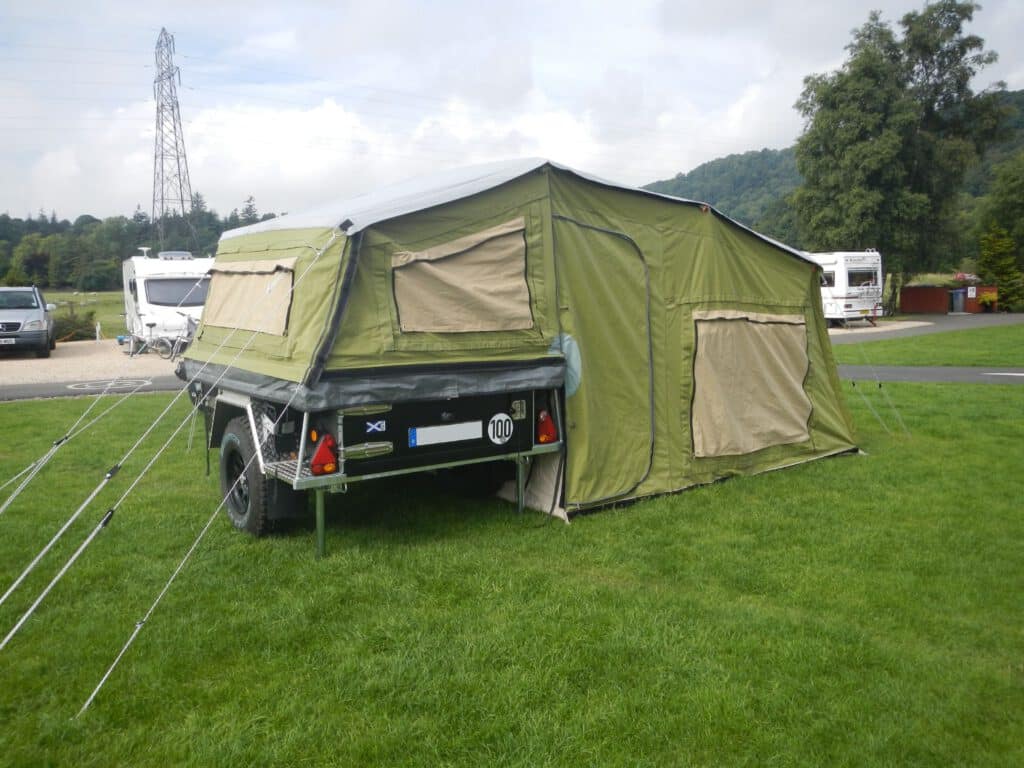 Zeltanhänger Iceland mit Anhängerzelt im Einsatz beim Campen