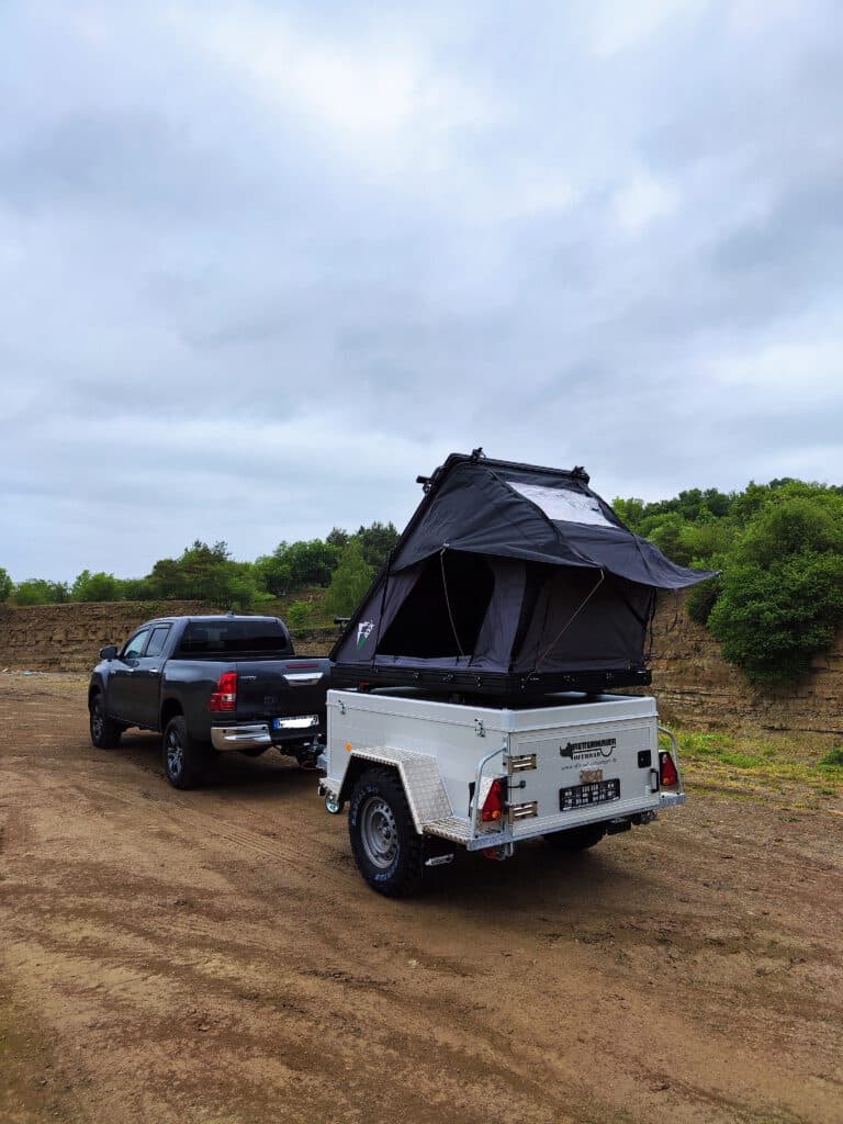 zeltanhänger offroadanhänger iceland mit gearrock dachzelt