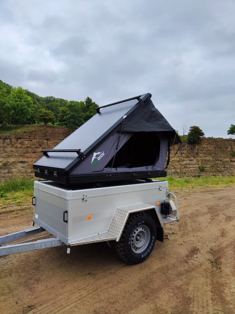 zeltanhänger offroadanhänger iceland mit gearrock dachzelt