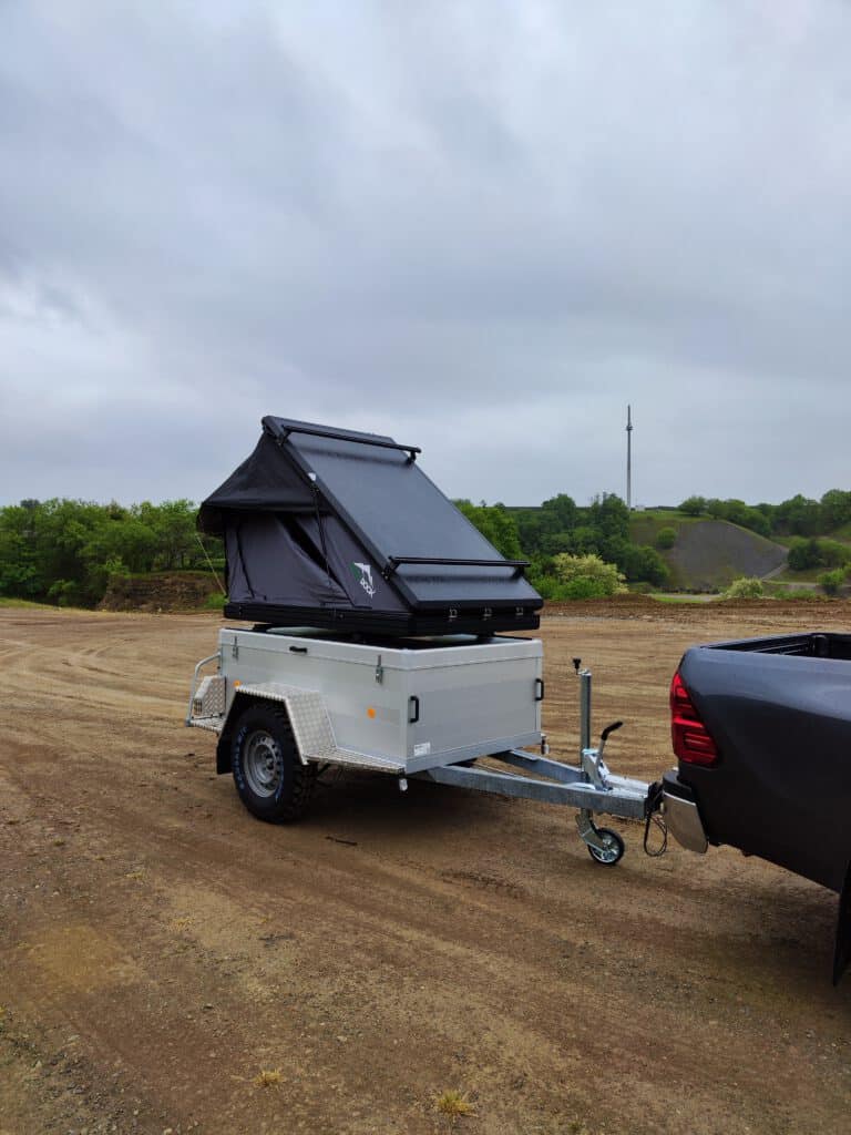 zeltanhänger offroadanhänger iceland mit gearrock dachzelt