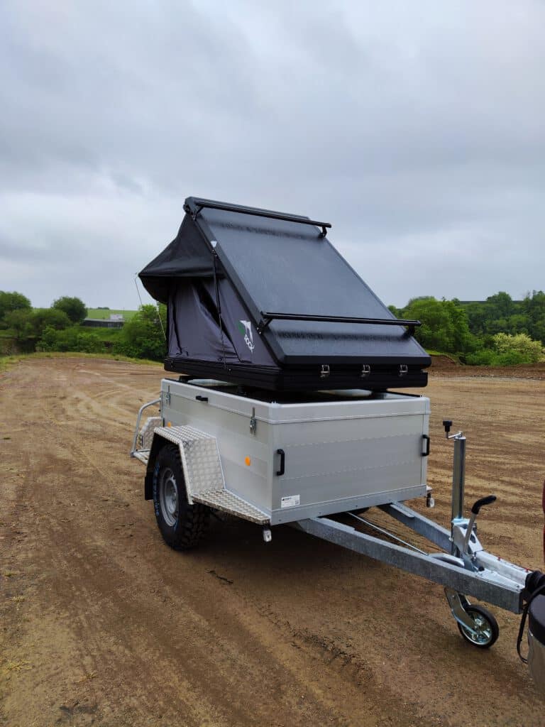 zeltanhänger offroadanhänger iceland mit gearrock dachzelt