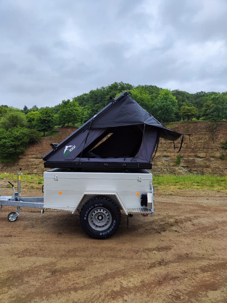 zeltanhänger offroadanhänger iceland mit gearrock dachzelt