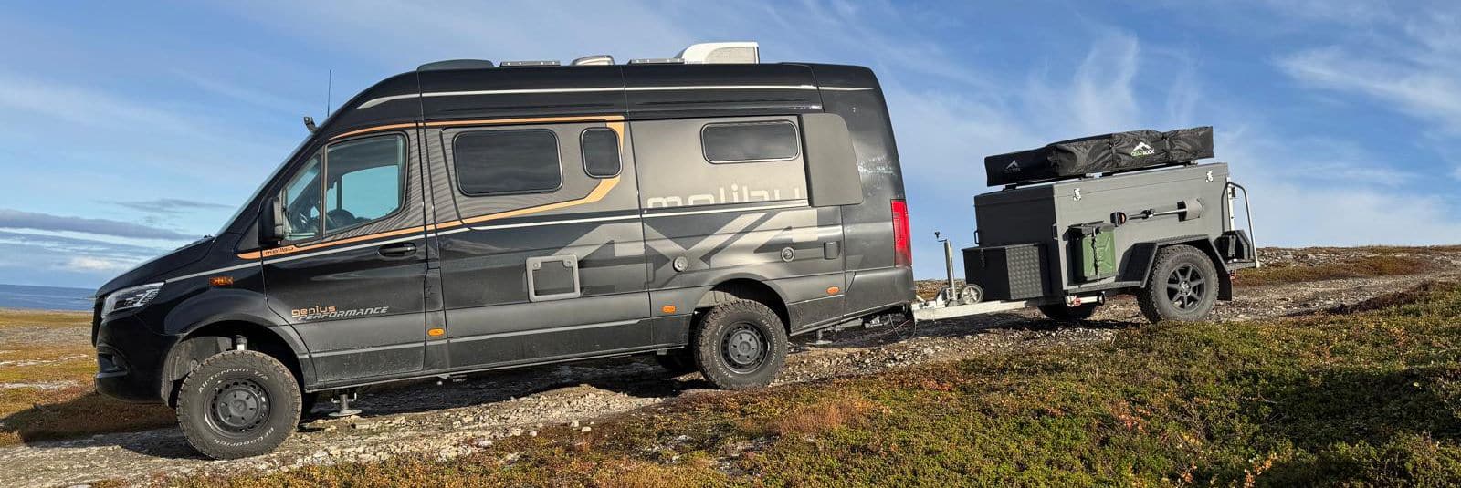 offroadanhänger mit deckel und dachzelt auf tour